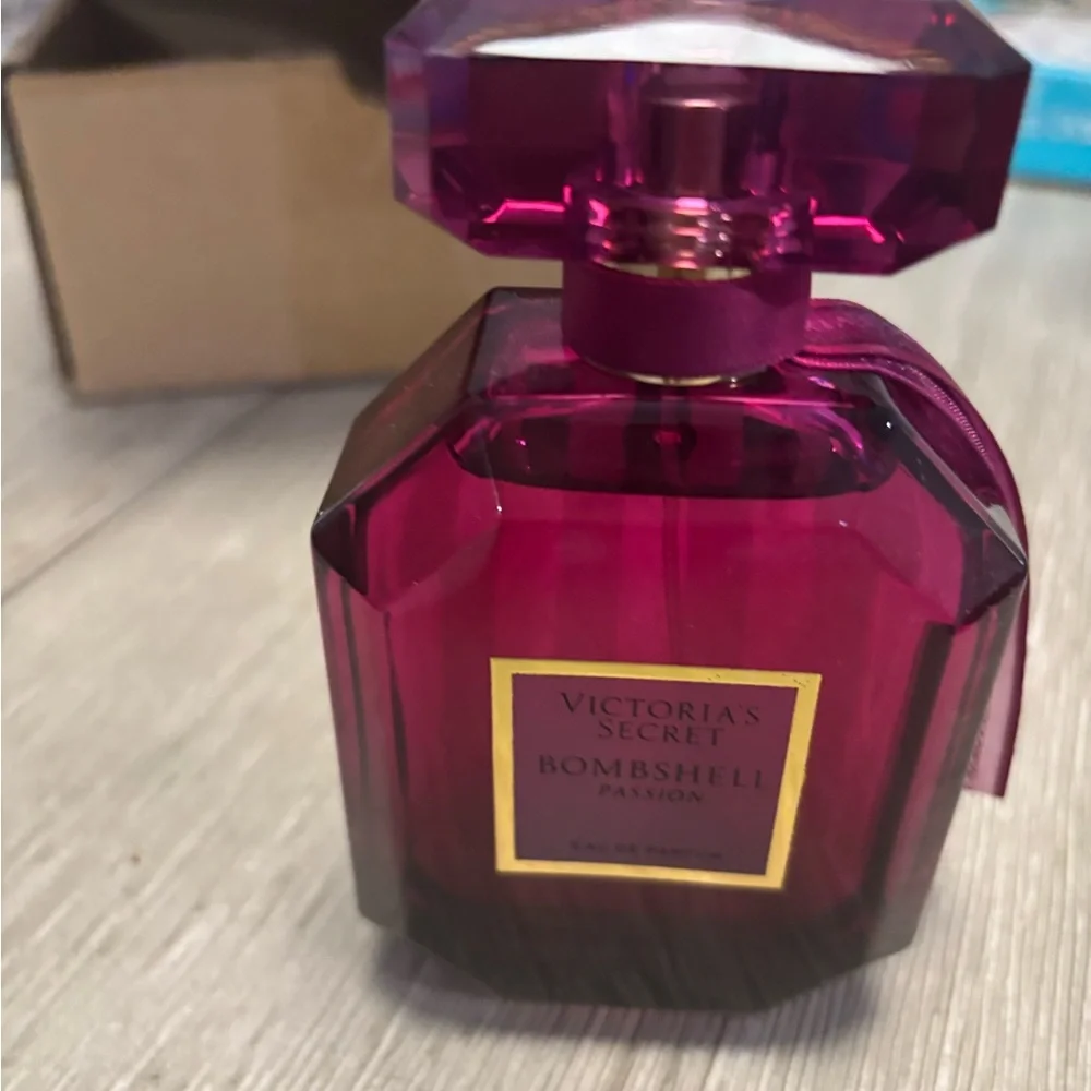 Victoria's Secret Bombshell Passion Eau de Parfum - Deep Pink NEW WITHOUT BOX - Picture 1 of 5